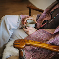 Hände halten eine Tasse